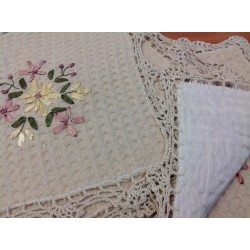 Модель 0662B. Размер 30 * 30 см. Салфетки украшенные ленточным рисунком и вязанным кружевом.