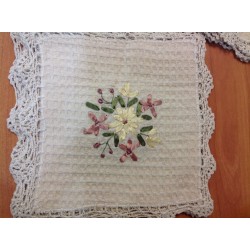 Модель 0662B. Размер 30 * 30 см. Салфетки украшенные ленточным рисунком и вязанным кружевом.