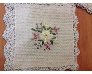Модель 0662B. Размер 30 * 30 см. Салфетки украшенные ленточным рисунком и вязанным кружевом.