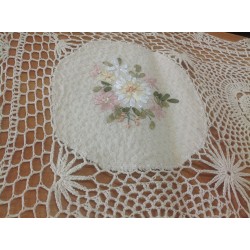 Скатерть с цветным рисунком из лент. Модель 101