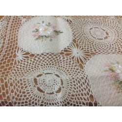 Скатерть с цветным рисунком из лент. Модель 101