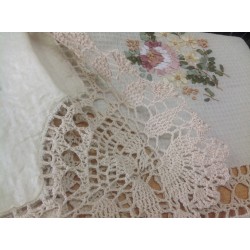 Скатерть с цветным рисунком из лент. Модель 117