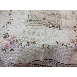Скатерть с цветным рисунком из лент. Модель 1801/3411