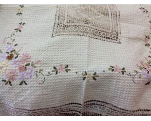 Скатерть с цветным рисунком из лент. Модель 1801/3411