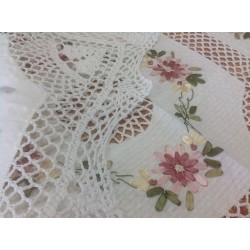 Скатерть с цветным рисунком из лент. Модель 20116