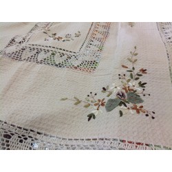 Скатерть с цветным рисунком из лент. Модель 26602