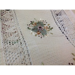 Скатерть с цветным рисунком из лент. Модель 26602