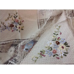 Скатерть с цветным рисунком из лент. Модель 1801/3411