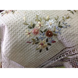 Скатерть с цветным рисунком из лент. Модель 1801/3411
