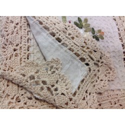 Модель 661B. Размер 25 * 25см. Салфетки украшенные ленточным рисунком и вязанным кружевом.