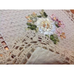 Модель 661B. Размер 30 * 30 см. Салфетки украшенные ленточным рисунком и вязанным кружевом.