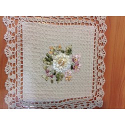 Модель 661B. Размер 30 * 30 см. Салфетки украшенные ленточным рисунком и вязанным кружевом.