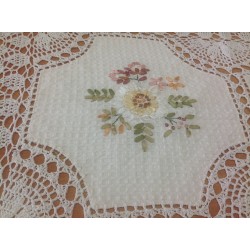Скатерть с цветным рисунком из лент. Модель 661