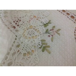 Скатерть с цветным рисунком из лент. Модель 661