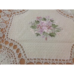 Скатерть с цветным рисунком из лент. Модель 662
