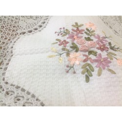 Скатерть с цветным рисунком из лент. Модель 662