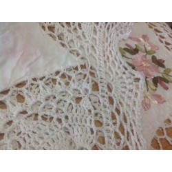 Скатерть с цветным рисунком из лент. Модель 71-49