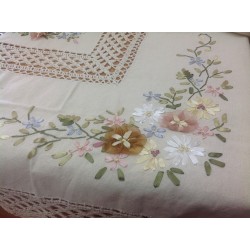 Скатерть с цветным рисунком из лент. Модель 8901