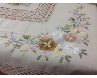 Скатерть с цветным рисунком из лент. Модель 8901