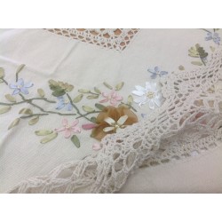 Скатерть с цветным рисунком из лент. Модель 8901
