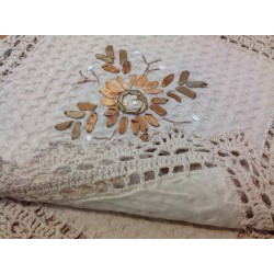 Скатерть с цветным рисунком из лент. Модель 8902G