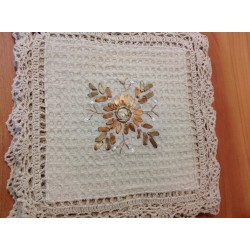 Модель 8902G. Размер 30 * 30 см. Салфетки украшенные ленточным рисунком и вязанным кружевом.