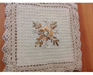 Модель 8902G. Размер 30 * 30 см. Салфетки украшенные ленточным рисунком и вязанным кружевом.