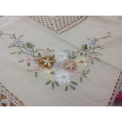 Скатерть с цветным рисунком из лент. Модель 8903