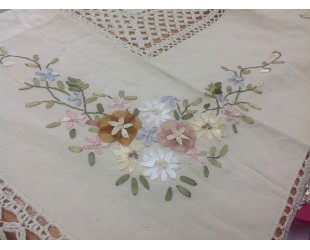 Скатерть с цветным рисунком из лент. Модель 8903