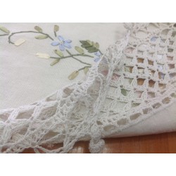 Скатерть с цветным рисунком из лент. Модель 8903
