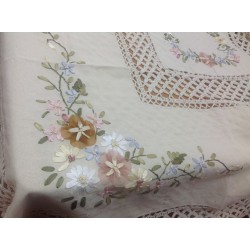 Скатерть с цветным рисунком из лент. Модель 8903