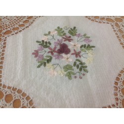 Скатерть с цветным рисунком из лент. Модель 8906