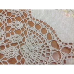 Скатерть с цветным рисунком из лент. Модель 8906