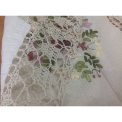 Скатерть с цветным рисунком из лент. Модель 8906