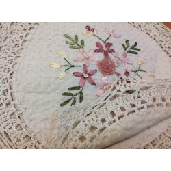 Модель 8908B. Круг 30 см. Салфетки украшенные ленточным рисунком и вязанным кружевом.
