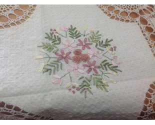 Скатерть с цветным рисунком из лент. Модель 8908