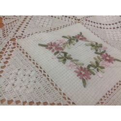 Скатерть с цветным рисунком из лент. Модель 8918