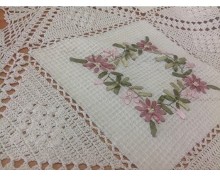 Скатерть с цветным рисунком из лент. Модель 8918
