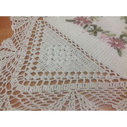Скатерть с цветным рисунком из лент. Модель 8918