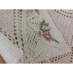 Скатерть с цветным рисунком из лент. Модель 8918