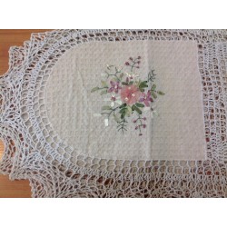 Модель 25856ov Размер 40 * 85 см. Салфетки овальные украшенные вязкой и ленточным рисунком.
