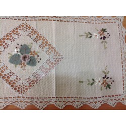 Модель 26602 Размер 40 * 85 см. Салфетки украшенные вязкой и ленточным рисунком.