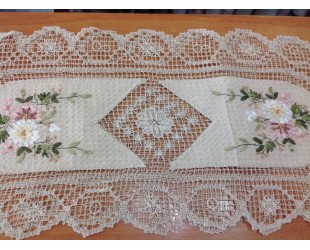 Модель 3408ov Размер 40 * 85 см. Салфетки овальные украшенные вязкой и ленточным рисунком.