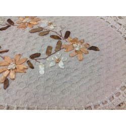 Модель 8918G Размер 30 * 45 см. Салфетки украшенные вязкой и ленточным рисунком.
